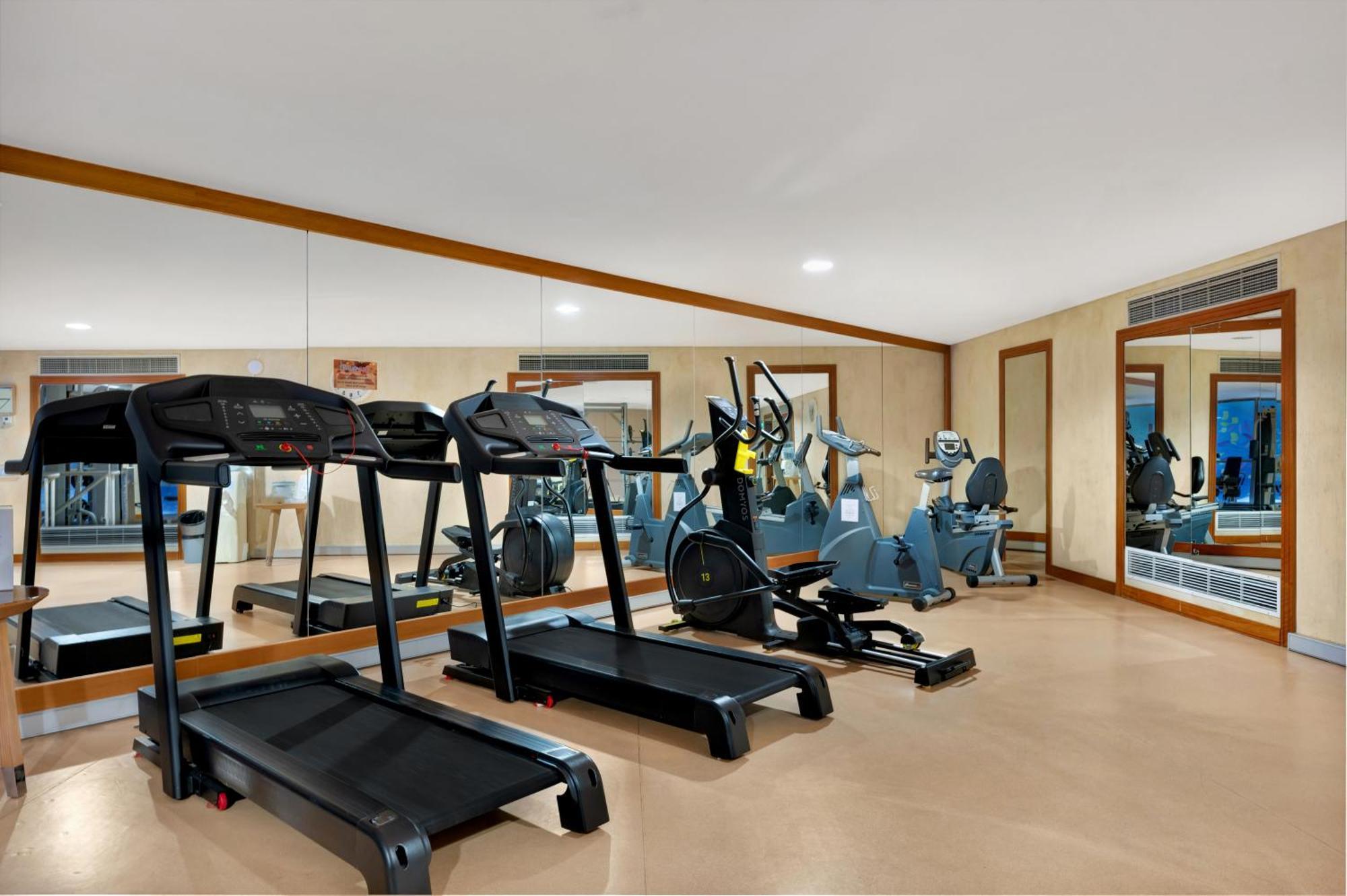 Sesimbra Hotel&Spa Exterior foto The gym at the hotel