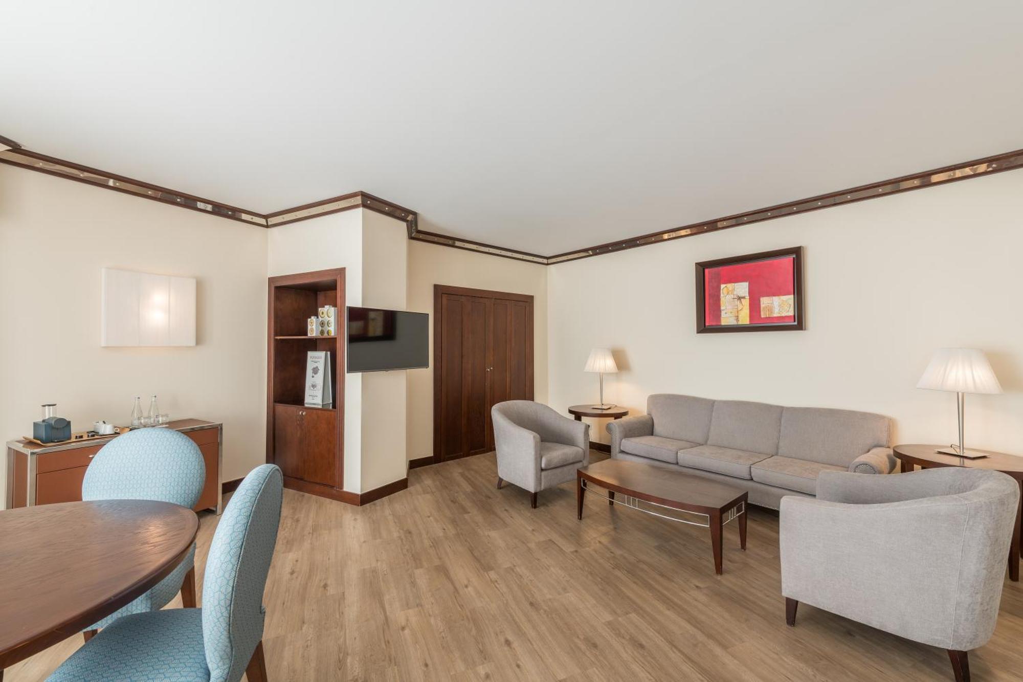 Sesimbra Hotel&Spa Exterior foto Living room of a suite at the Hilton Garden Inn
